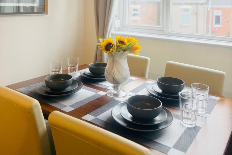 Dining 2, Pet Friendly 1-bed Flat, Sleeps 3 With Parking, South Tyneside