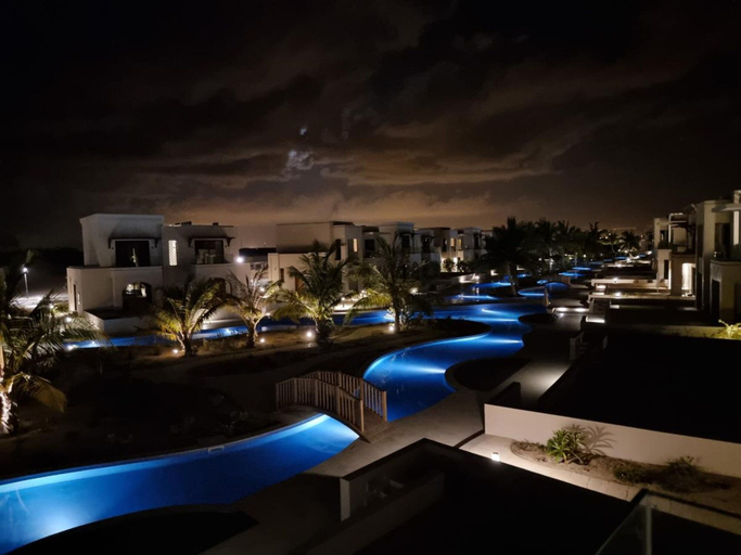 Room 5, Chic Pool-view Studio With Balcony, Taqah