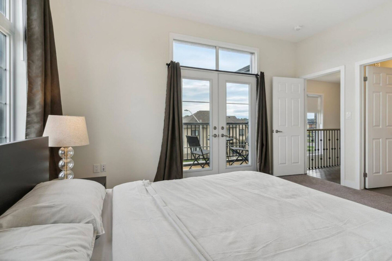 Room 5, A Brand New 4BR Townhouse in Thorold Retreat, Niagara