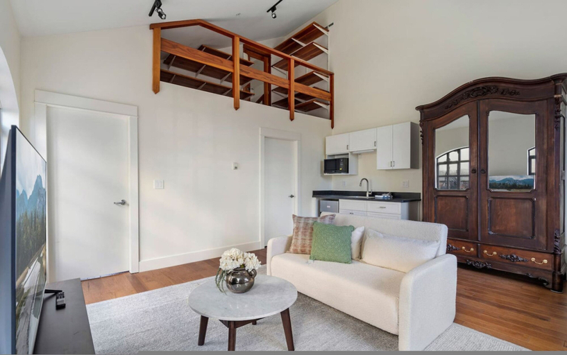 Room 5, Historic Hideaway in BC, Greater Vancouver