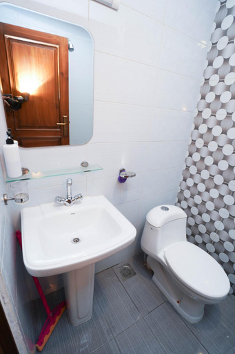 Bathroom, Luxvill Hotel, Islamabad