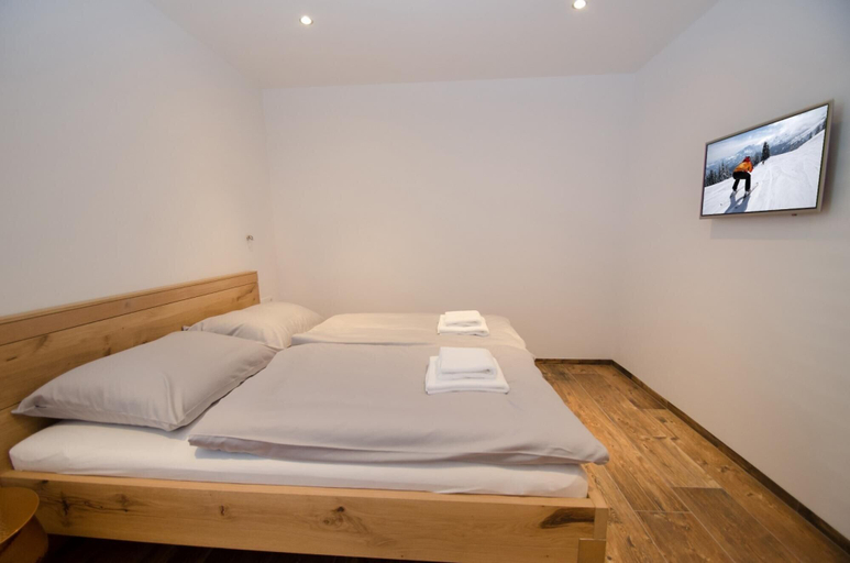 Room 3, Superb Alpine Lodges Zell am See 4pax, Zell am See