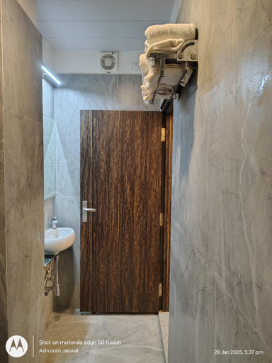Bathroom 3, Puri Inn, Varanasi