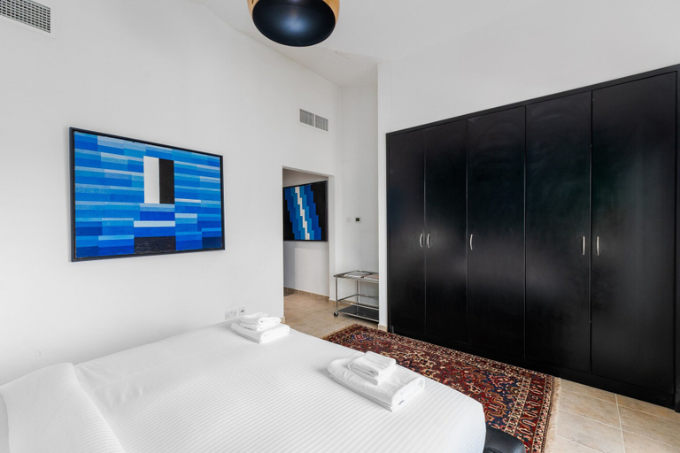 Room 4, Artsy 4BR DIP Villa w Community Pool Gym, Dubai