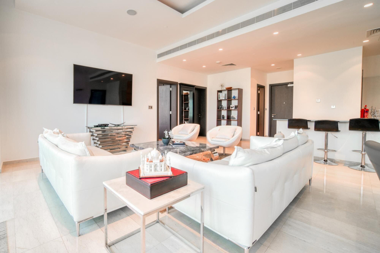 Room 4, Royal Seaside Retreat w Balcony at the Palm, Dubai