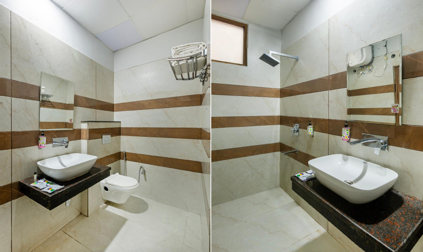 Bathroom 4, Treebo JD Residency Mohali, Sahibzada Ajit Singh Nagar