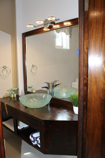 Bathroom 2, Barefoot Caye Caulker Hotel