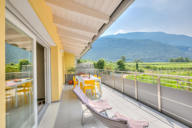 Room 4, Mirabelle in Dro With 3 Bedrooms and 2 Bathrooms, Trento