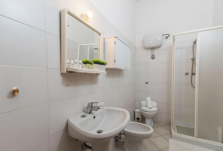 Bathroom 2, Il Giardino Delle Calle, Sassari