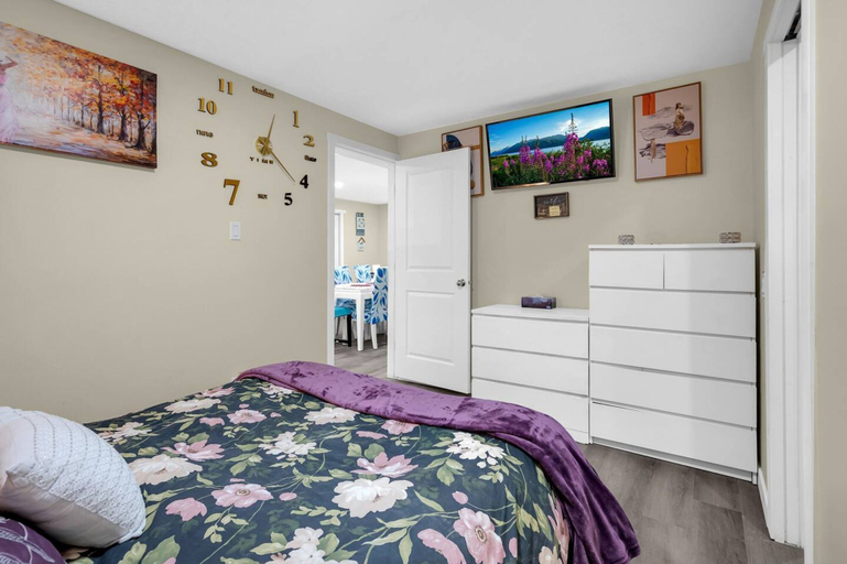 Room 5, 240 Spacious Modern Home w AC, Division No. 6
