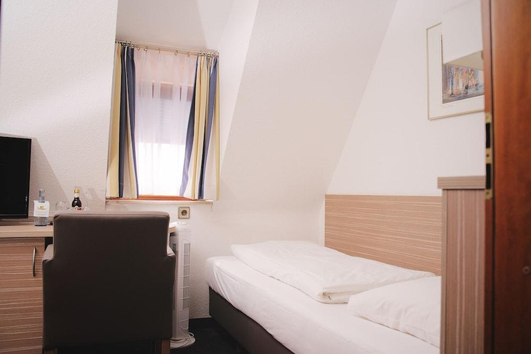 Bedroom 4, Hotel Bär Sinsheim, Rhein-Neckar-Kreis