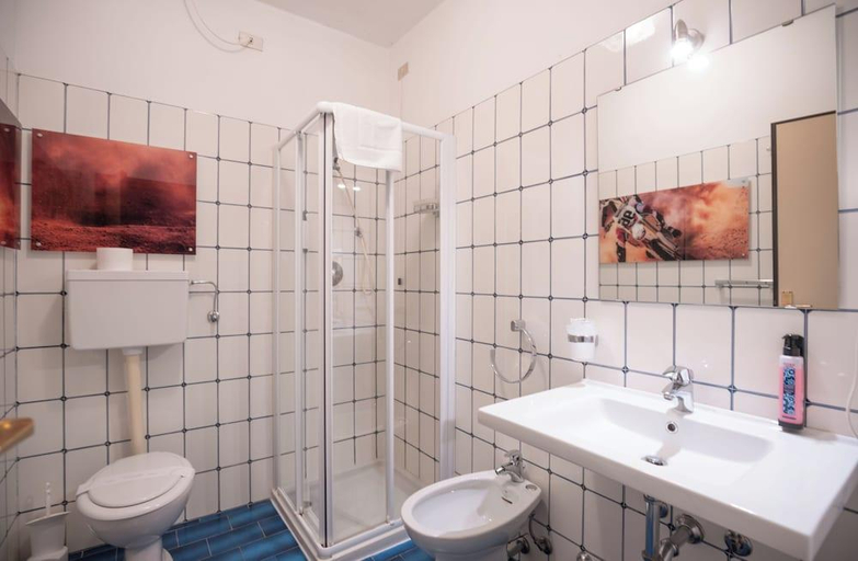 Bathroom 4, Ciclamino, Trento