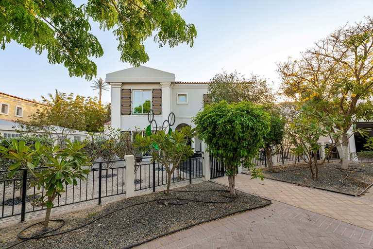 Room 2, Artsy 4BR DIP Villa w Community Pool Gym, Dubai