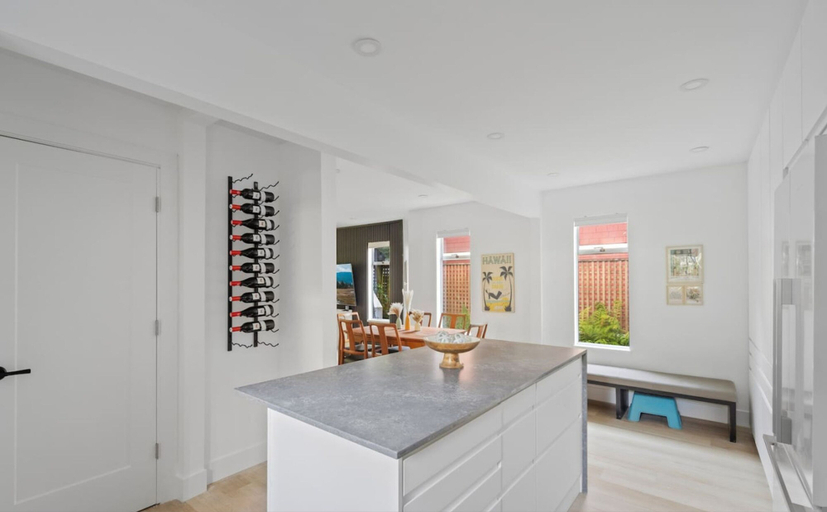 Room 3, Newly Renovated 2BR Kits Home Prime Location, Greater Vancouver