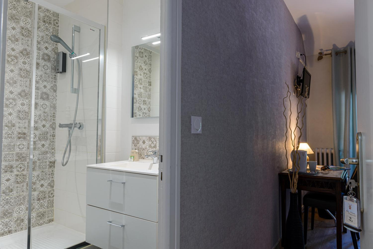 Bathroom 5, Le Vieux Moulin, Ille-et-Vilaine