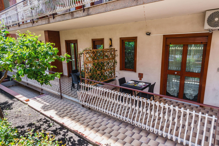 Room 2, Lemon Tree Apartments by Wonderful Italy - Casa Blu, Messina