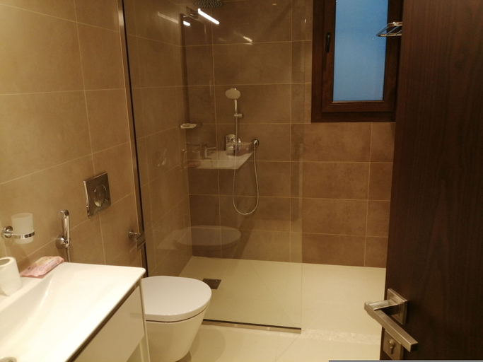 Room 4, Bright Studio With Pool View Balcony, Taqah