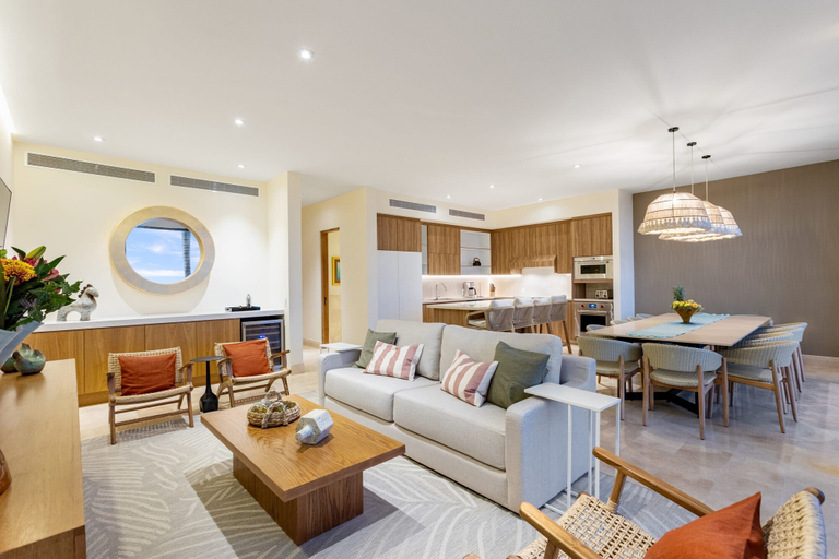 Room 4, Modern Luxury W Resort Amenities Sleeps 16, Compostela