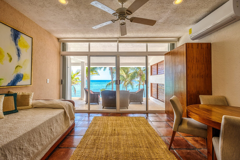 Room 2, Beachfront W Private Staff in Gated Community, Cozumel