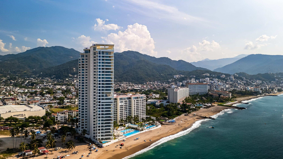 Room 4, Stunning Beachfront Condo Sea Views Pools, Puerto Vallarta