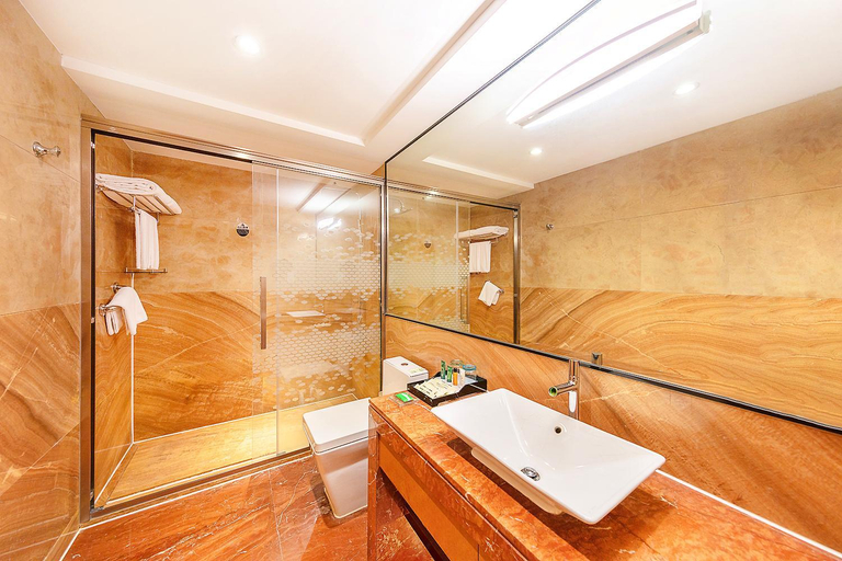 Bathroom 5, Hampton By Hilton Zhuhai Gongbei Port, Zhuhai