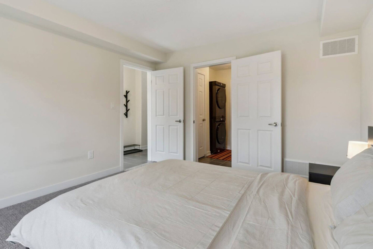 Room 4, A Brand New 4BR Townhouse in Thorold Retreat, Niagara