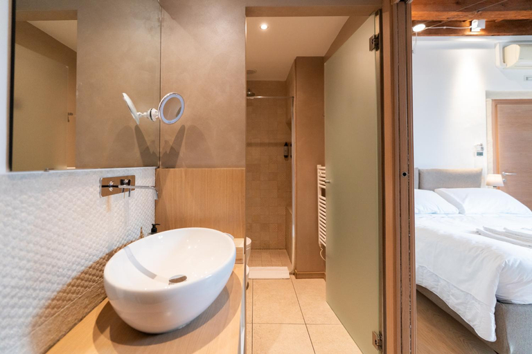Bathroom 3, La finestra sul Ponte by Postcardsfrom, Verona