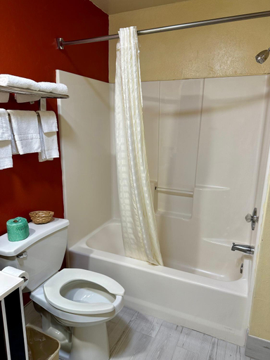 Bathroom 5, Western Plaza Inn, Sevier