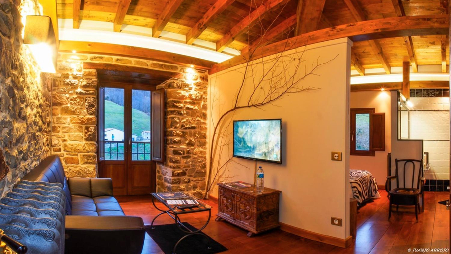 Others 5, Casona de El Castaniu, Asturias
