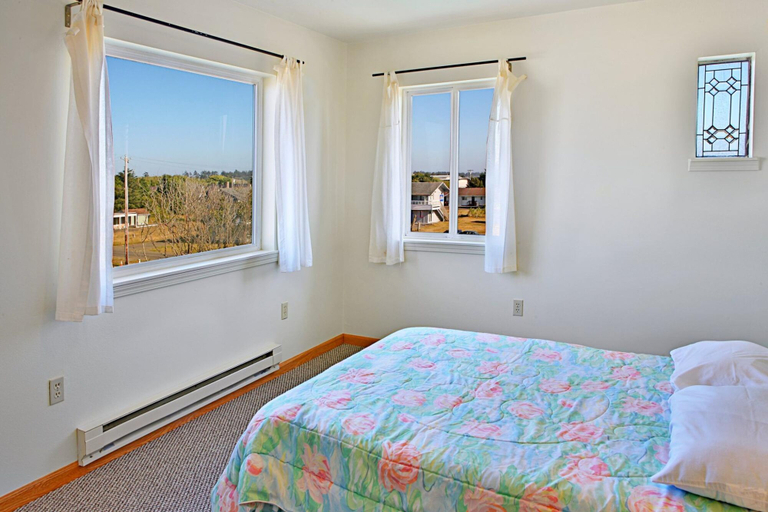 Room 5, Top Town Condo at Maris Stella, Grays Harbor