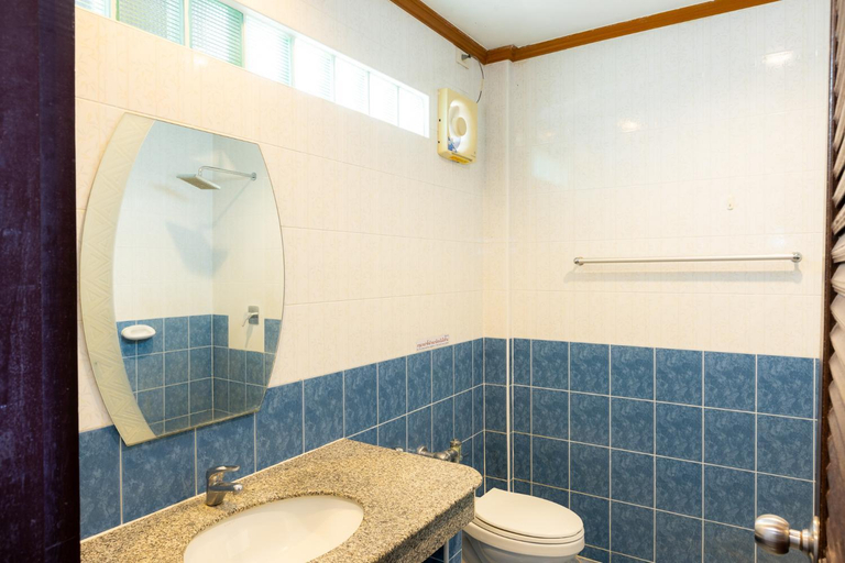 Bathroom 2, Manee Sangkha Hotel, Sangkha