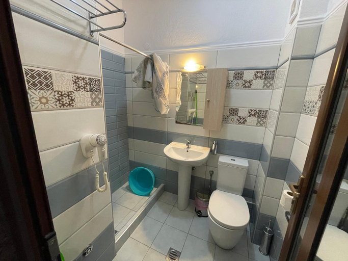 Bathroom 5, Studios Megas Alexandros, Central Macedonia