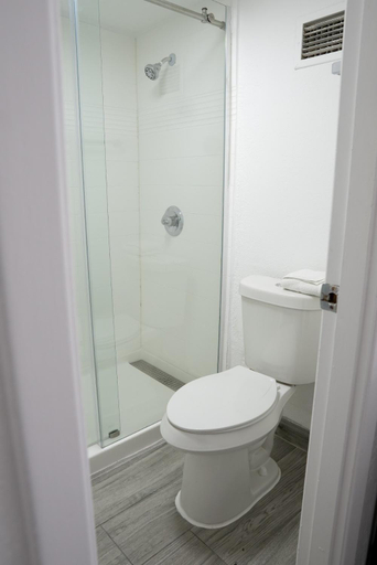 Bathroom 4, Rodeway Inn Clearwater - Central, Pinellas