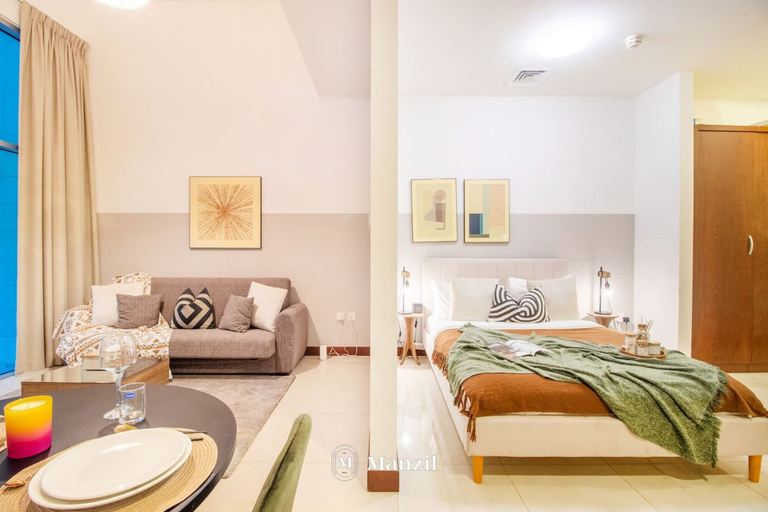Room 5, Studio in JVC w Premium Amenities Near Circle Mall, Madinat Zayed