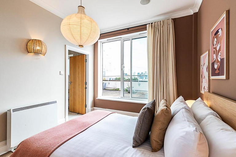 Others 5, Bright and Stylish Riverside Haven in Canary Wharf, London