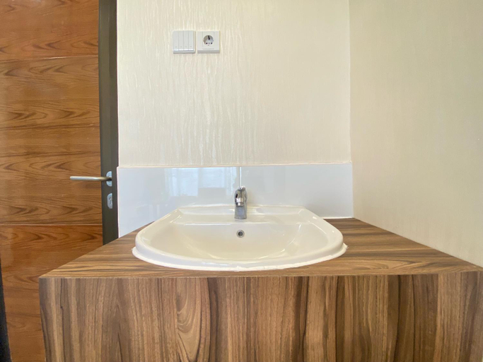 Bathroom 3, Well Deluxe 2BR at Gateway Pasteur By Travelio, Bandung