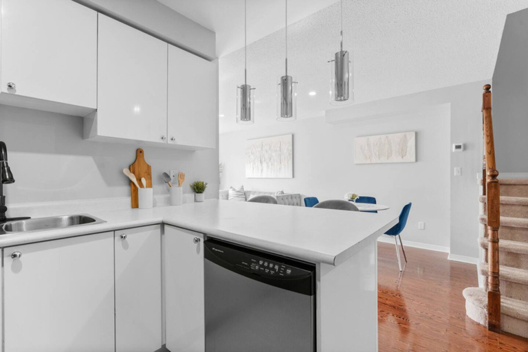 Room 5, Contemporary 3BR Townhouse in Ajax Cozy Central, Durham