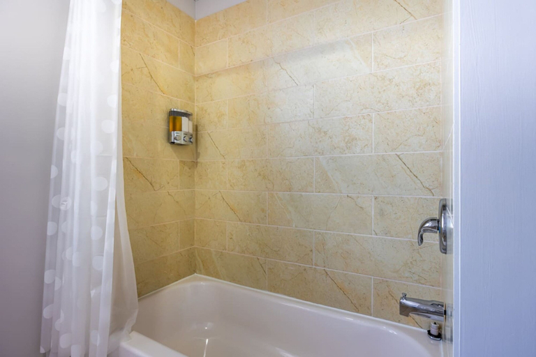 Room 3, Modern 1BR Getaway Walk to Niagara Falls, Niagara
