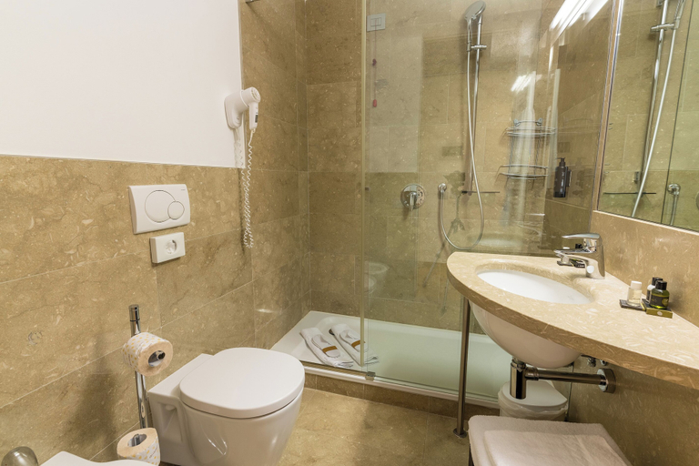 Bathroom 5, Hotel Pineta, Verona