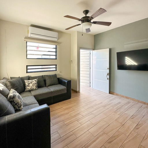 Room 5, Sleek Downtown Escape With Private Parking, Puerto Peñasco