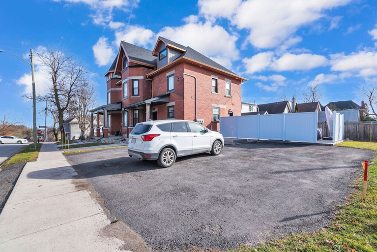 Room 2, Tranquil 2BR Triplex in the Heart of Shelburne, Dufferin