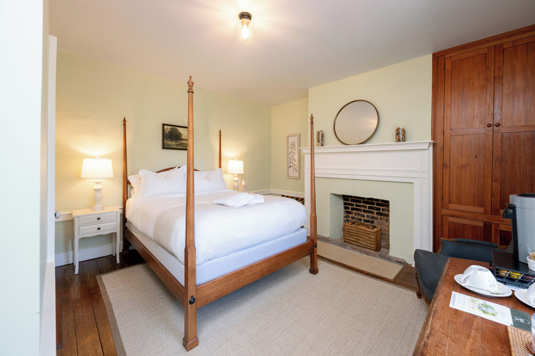 Bedroom 2, The Crossroads Inn, Albemarle