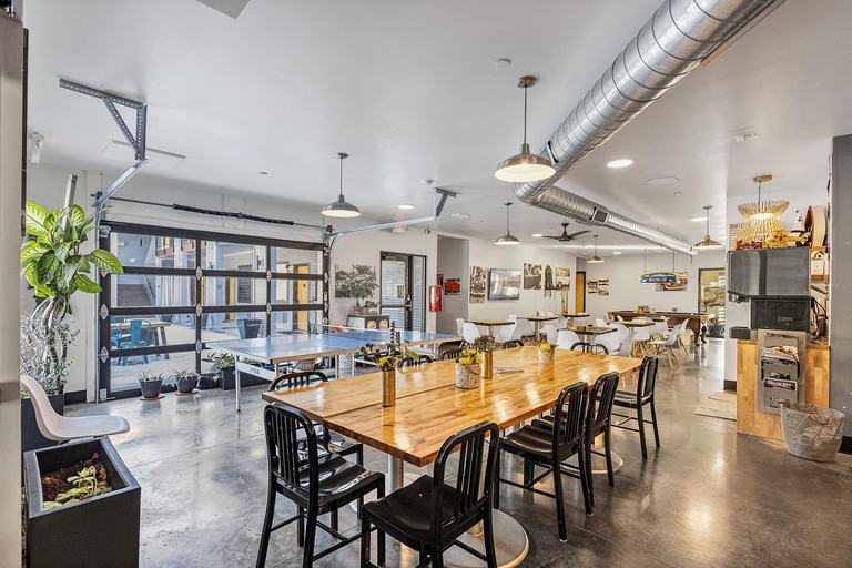 Food & Drinks, Second floor queen room for 2 with kitchen access, Franklin