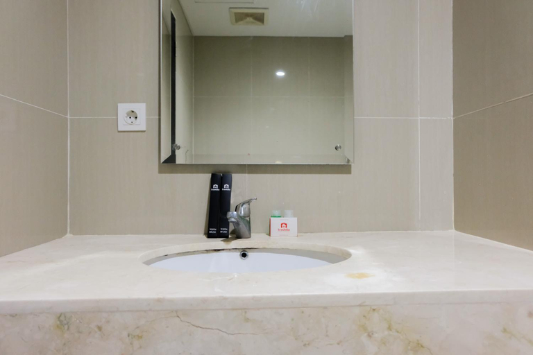 Bathroom 2, Simply 1BR @ Skyline Paramount Apt By Travelio, Tangerang