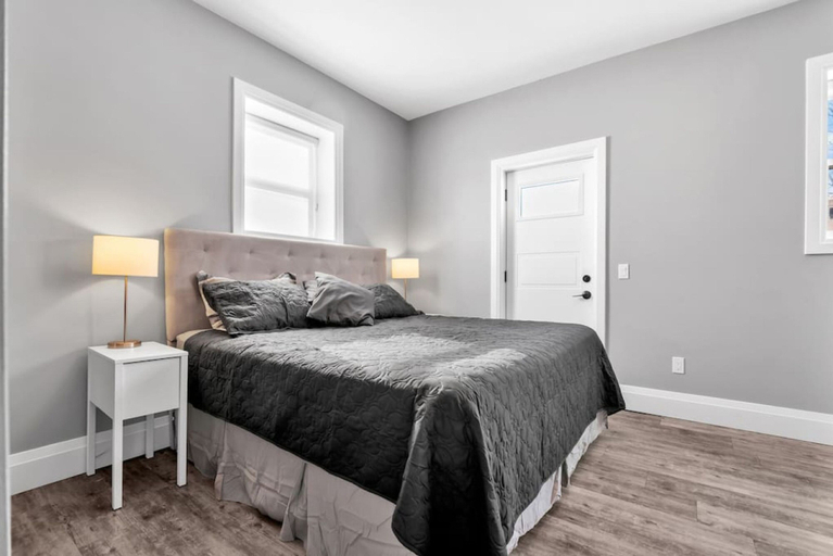 Room 3, Tranquil 2BR Triplex in the Heart of Shelburne, Dufferin