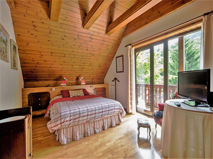 Bedroom 2, Holiday Home in Vielha near Baqueira Ski Area, Lleida