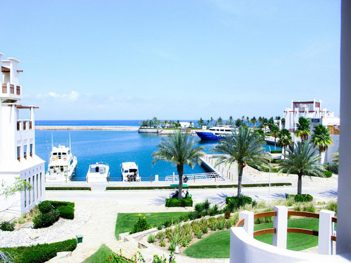 Room 1, Stunning 3-bedroom Coastal Retreat, Quriyat