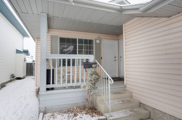 Room 4, 240 Spacious Modern Home w AC, Division No. 6