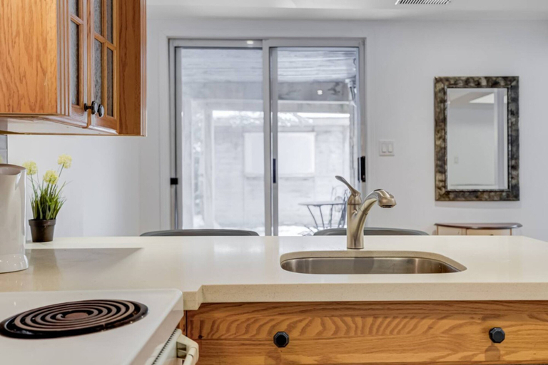 Room 4, Comfortable Whitby 2 Bedroom Lower Suite, Durham