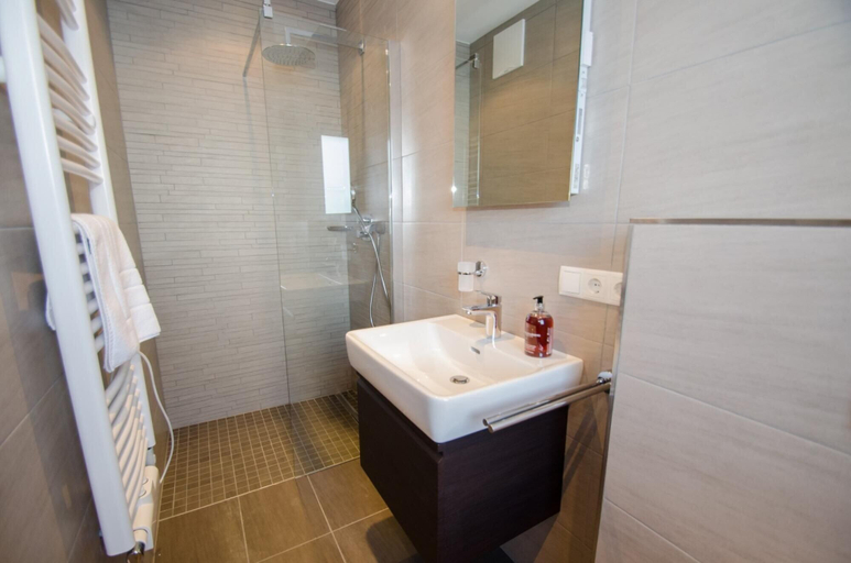 Room 5, Superb Alpine Lodges Zell am See 4pax, Zell am See